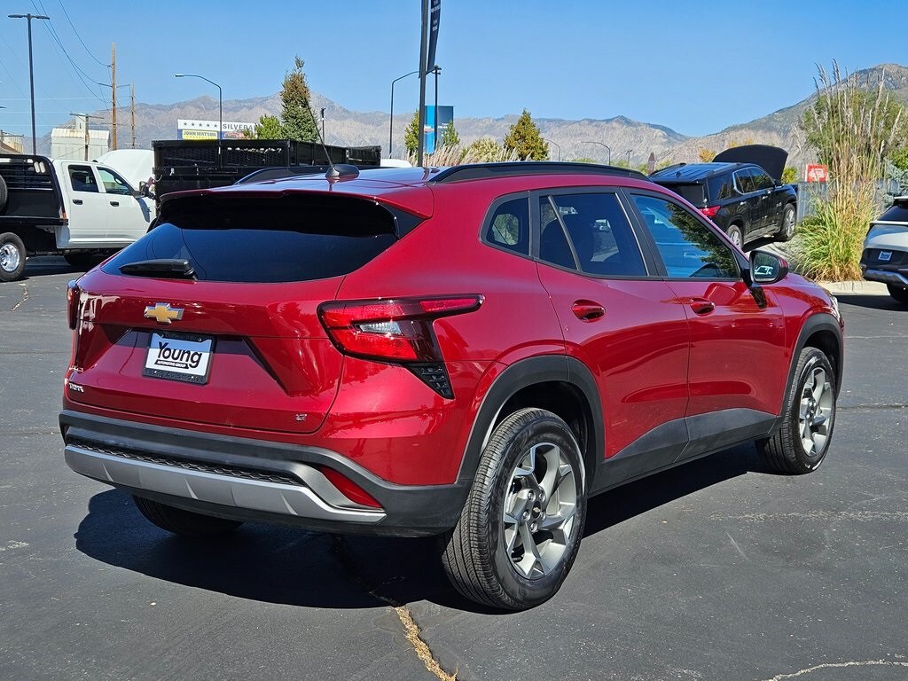 2025 Chevrolet Trax LT photo 3