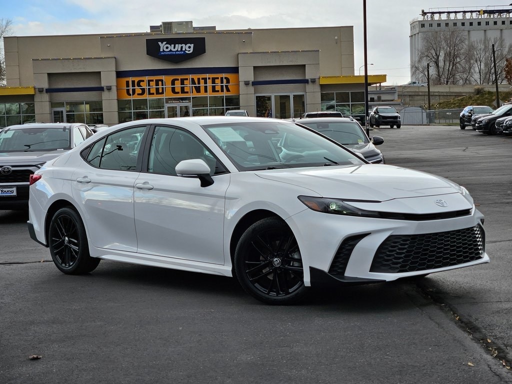 2025 Toyota Camry SE's photo