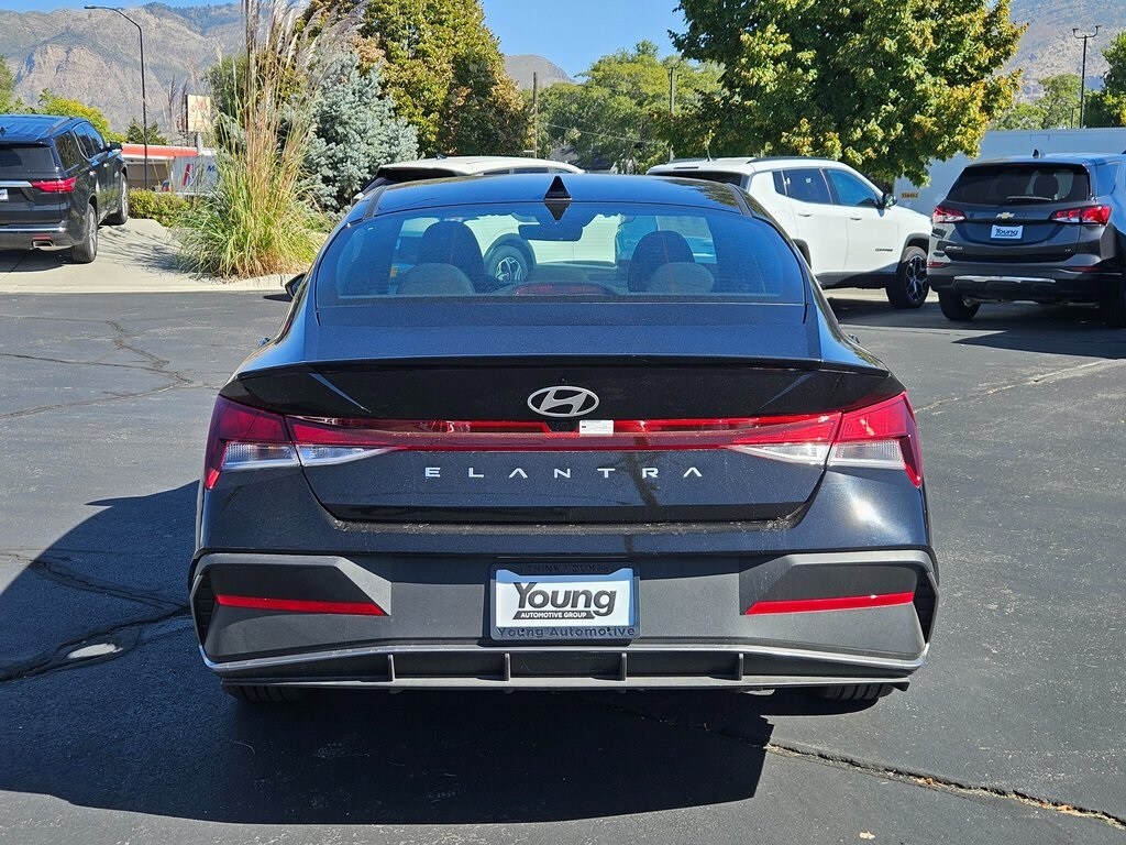 2025 Hyundai Elantra SEL Sport photo 3