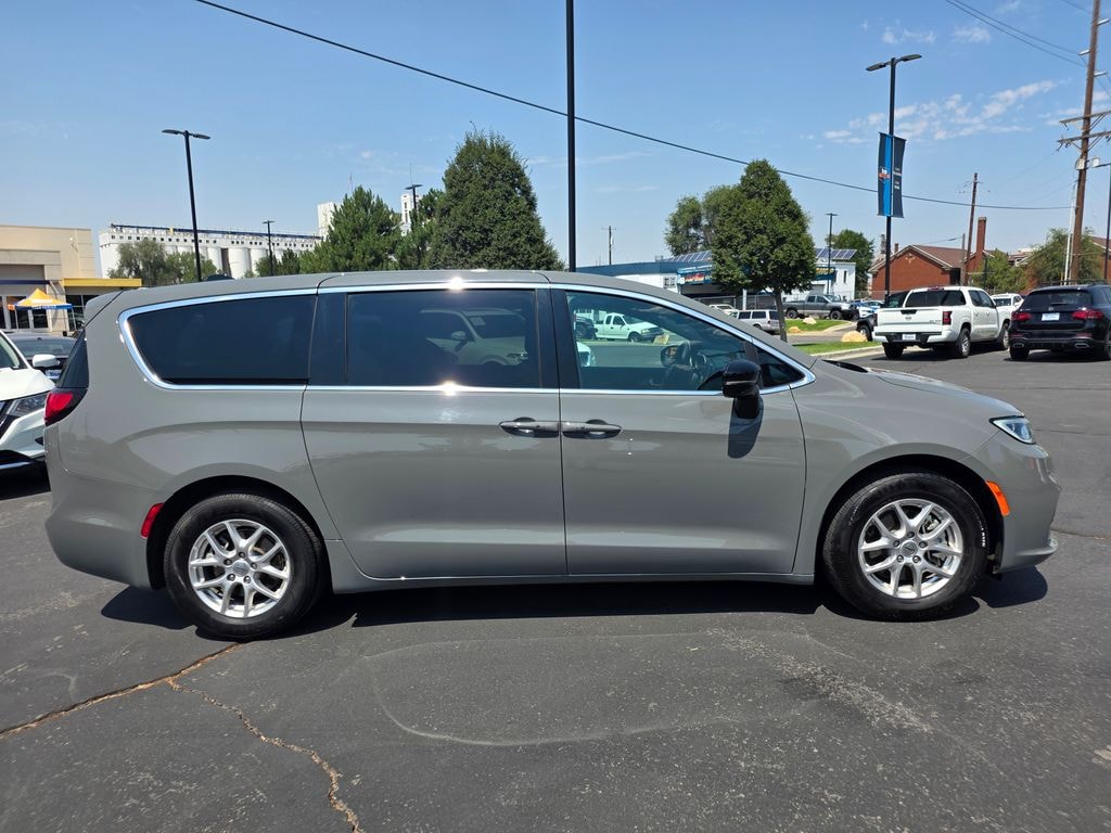 Used 2025 Chrysler Pacifica Select Van Passenger Van