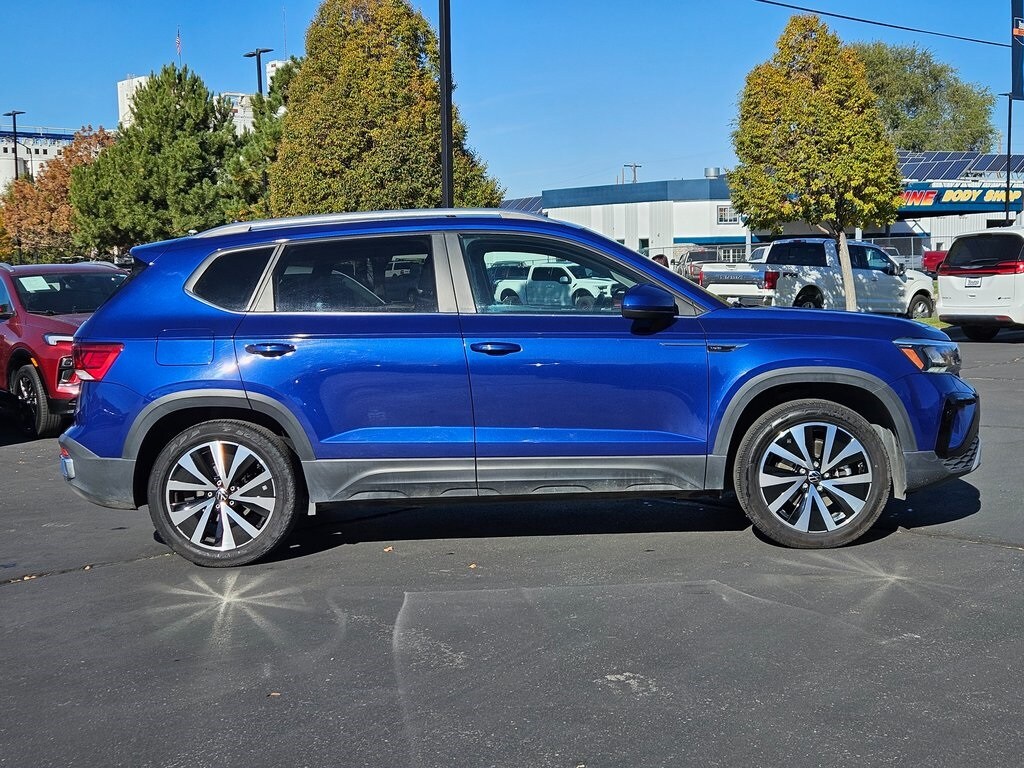 2023 Volkswagen Taos SE photo 2