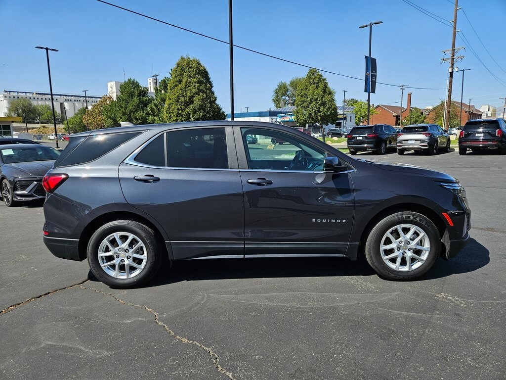2022 Chevrolet Equinox LT photo 2