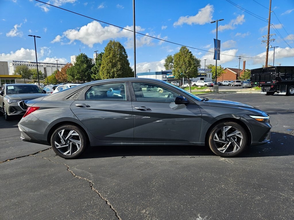 2025 Hyundai Elantra SEL Sport photo 2