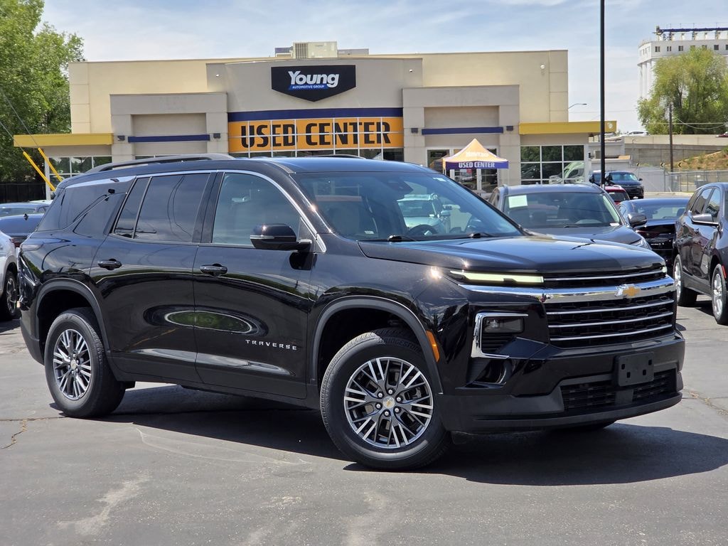 Used 2025 Chevrolet Traverse LT SUV