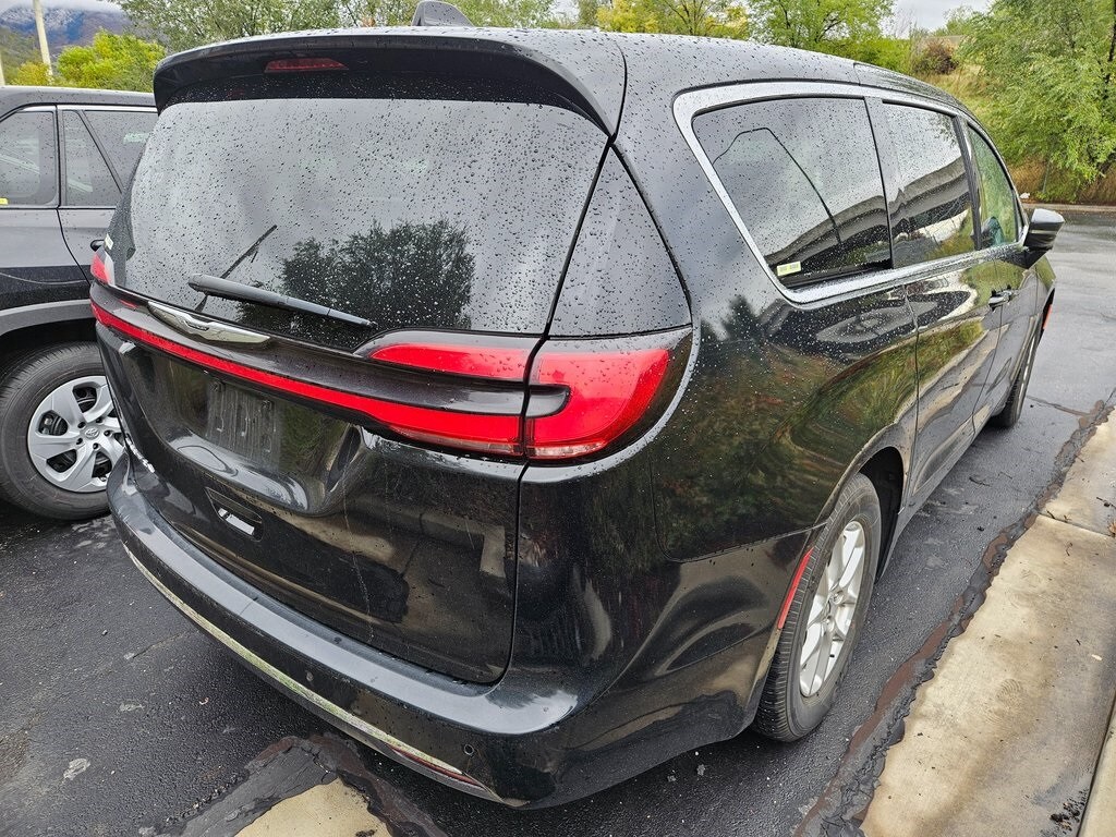 2024 Chrysler Pacifica Touring L photo 2