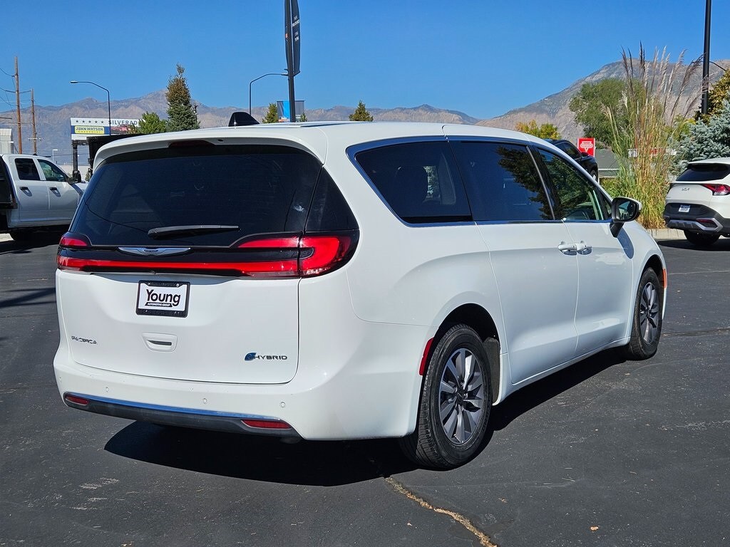 2023 Chrysler Pacifica Hybrid Touring L photo 3