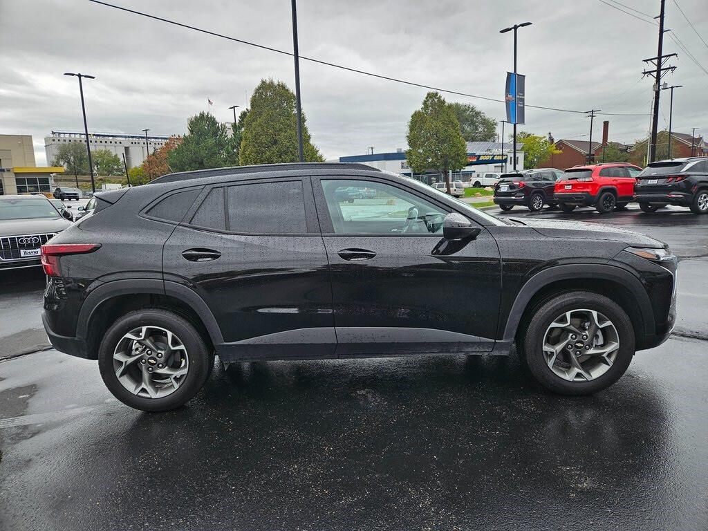 2025 Chevrolet Trax LT photo 2