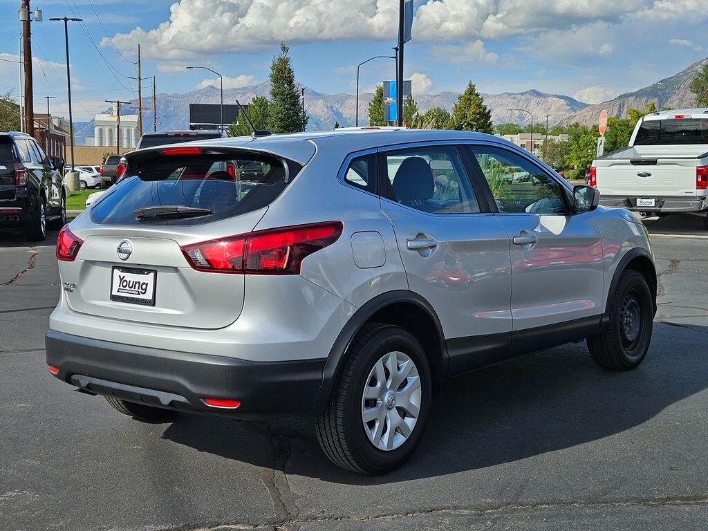 2018 Nissan Rogue Sport S photo 2