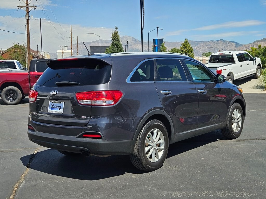 2017 Kia Sorento LX photo 2