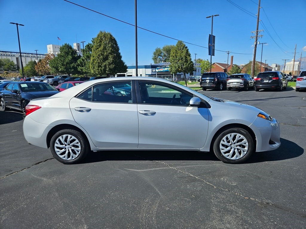 2017 Toyota Corolla L photo 2