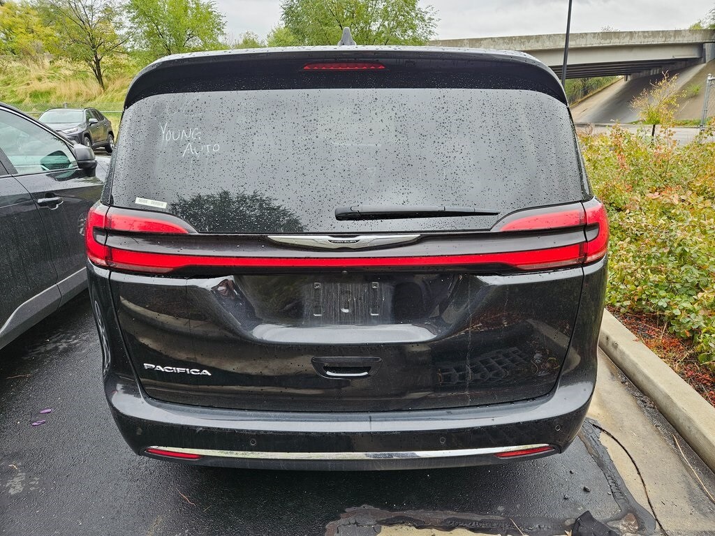 2024 Chrysler Pacifica Touring L photo 3
