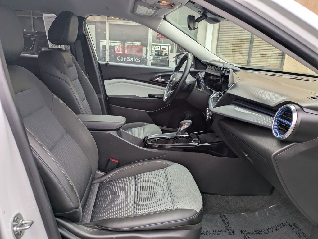 Thumbnail: 2025 Chevrolet Trax - 35