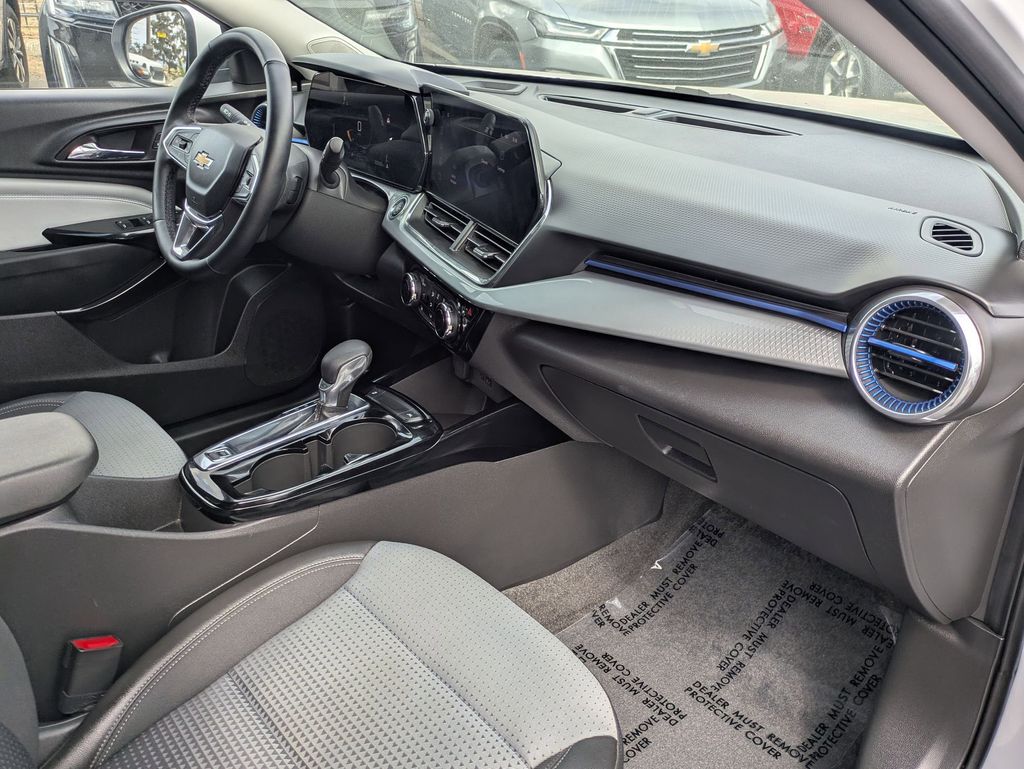 Thumbnail: 2025 Chevrolet Trax - 36