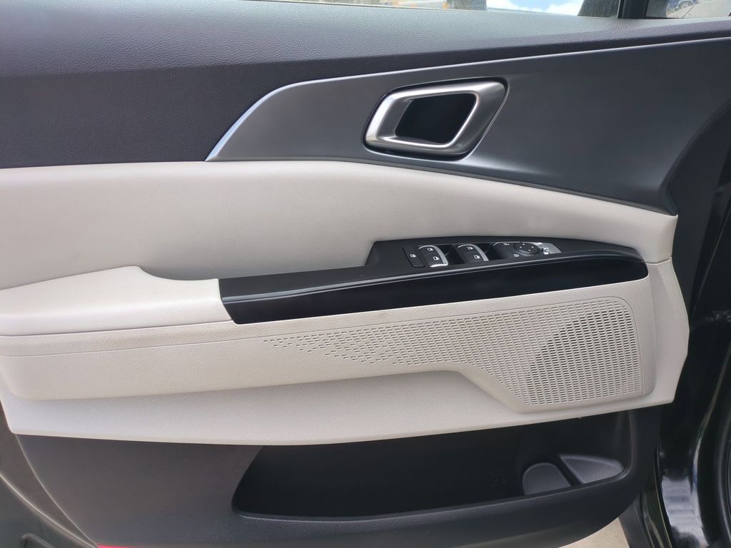 Thumbnail: 2023 Kia Carnival - 10