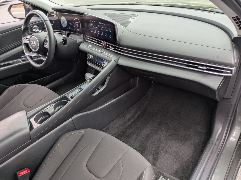 2025 Hyundai Elantra SEL - Photo 29