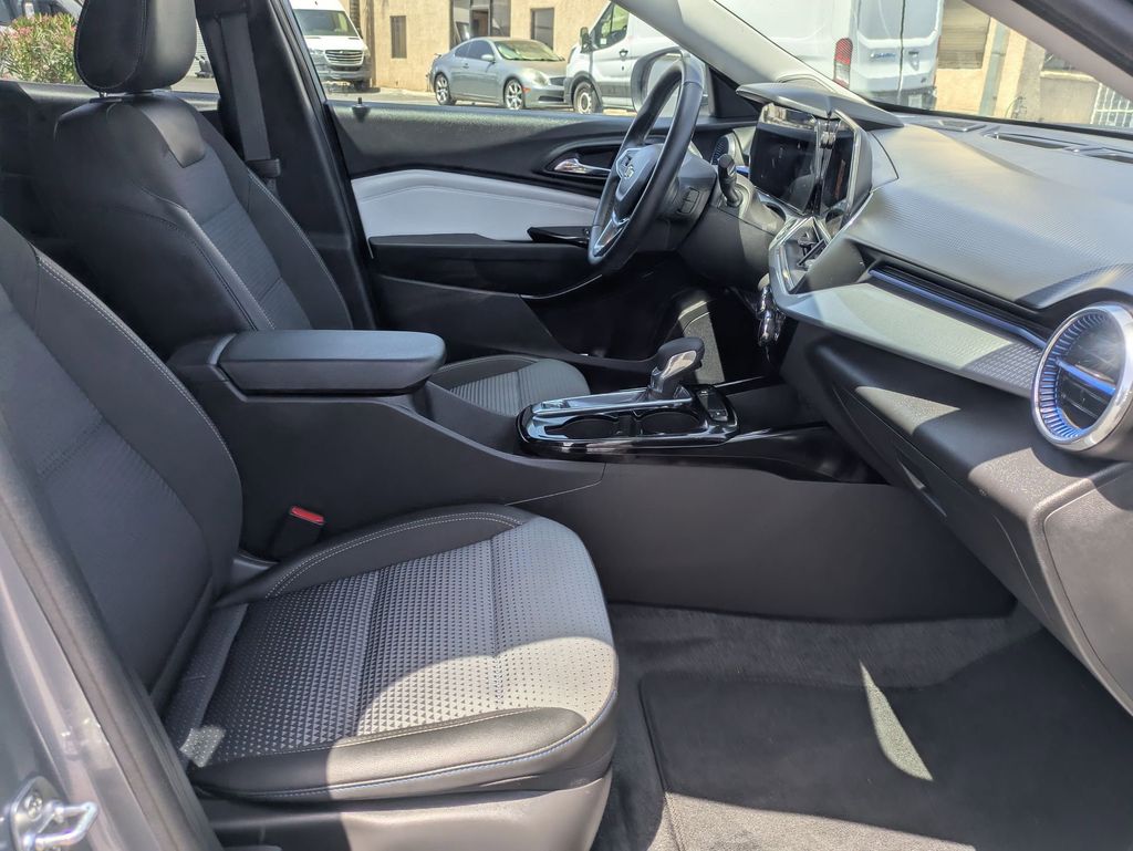 Thumbnail: 2025 Chevrolet Trax - 33