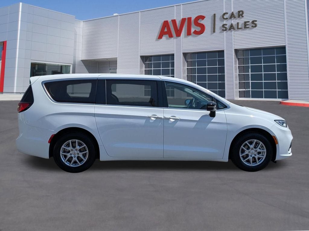 Thumbnail: 2024 Chrysler Pacifica - 5