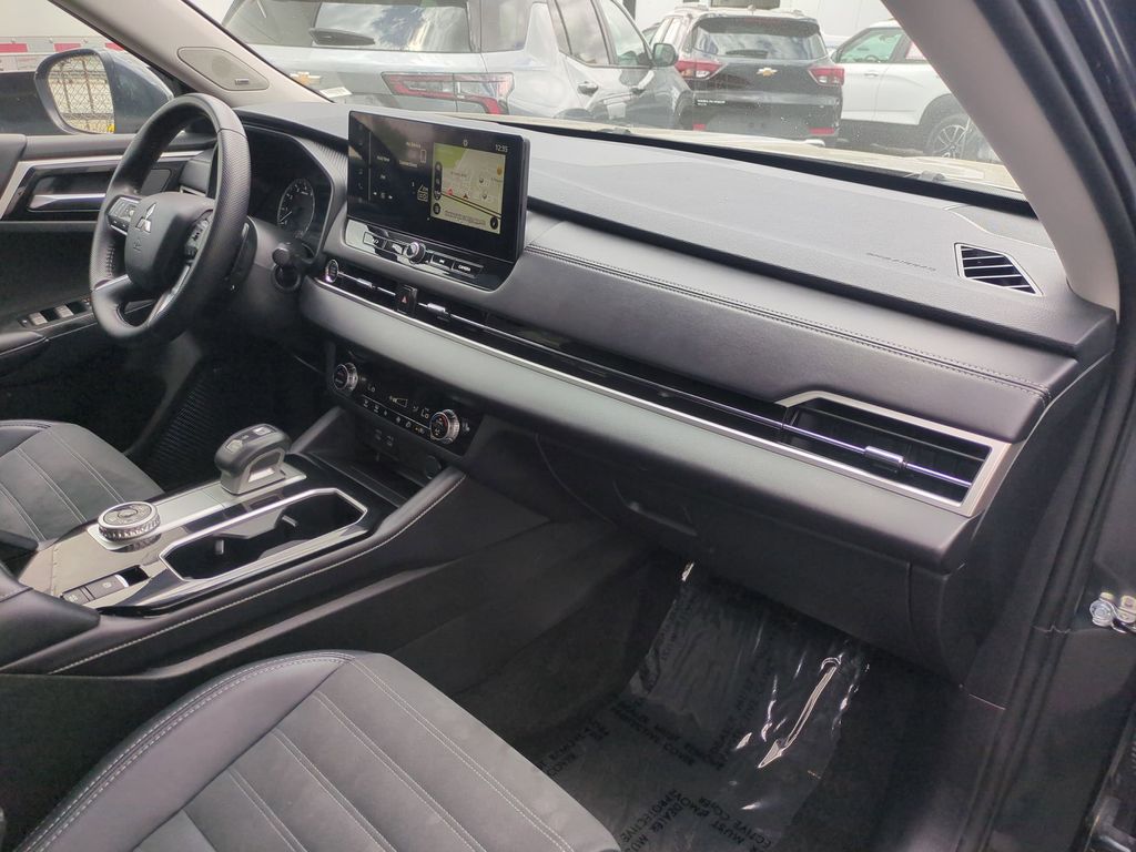 Thumbnail: 2025 Mitsubishi Outlander - 29