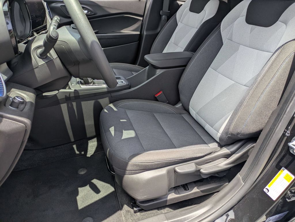 2025 Chevrolet Trax LS - Photo 14