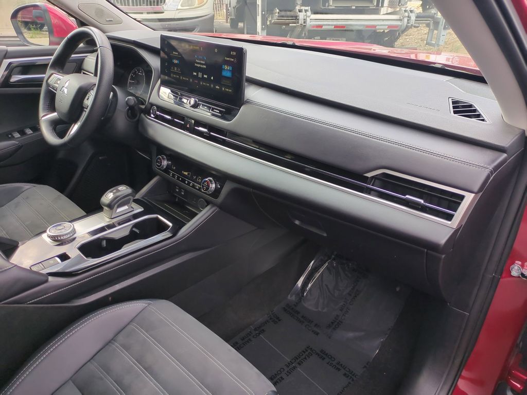 Thumbnail: 2025 Mitsubishi Outlander - 32
