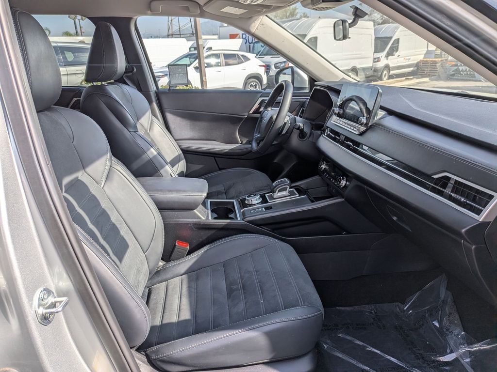 Thumbnail: 2024 Mitsubishi Outlander - 30