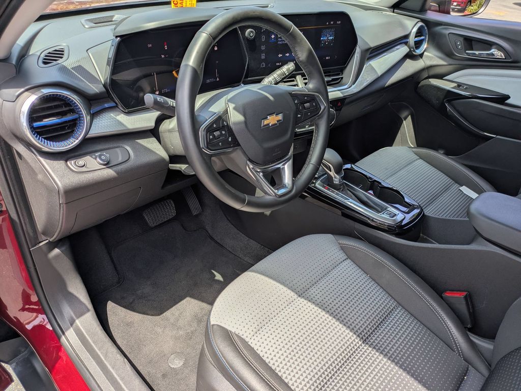 Thumbnail: 2025 Chevrolet Trax - 17