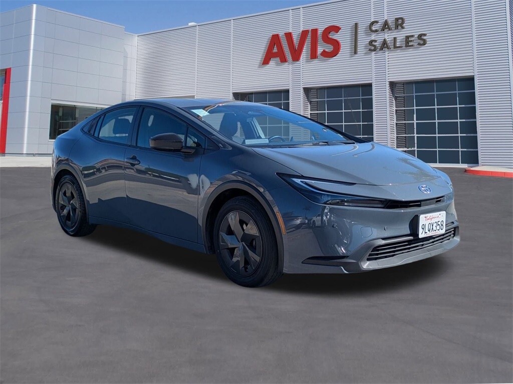 2024 Toyota Prius LE photo 3