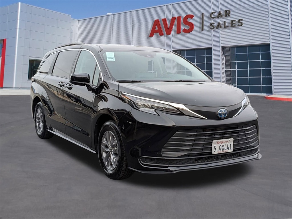 Thumbnail: 2024 Toyota Sienna - 3