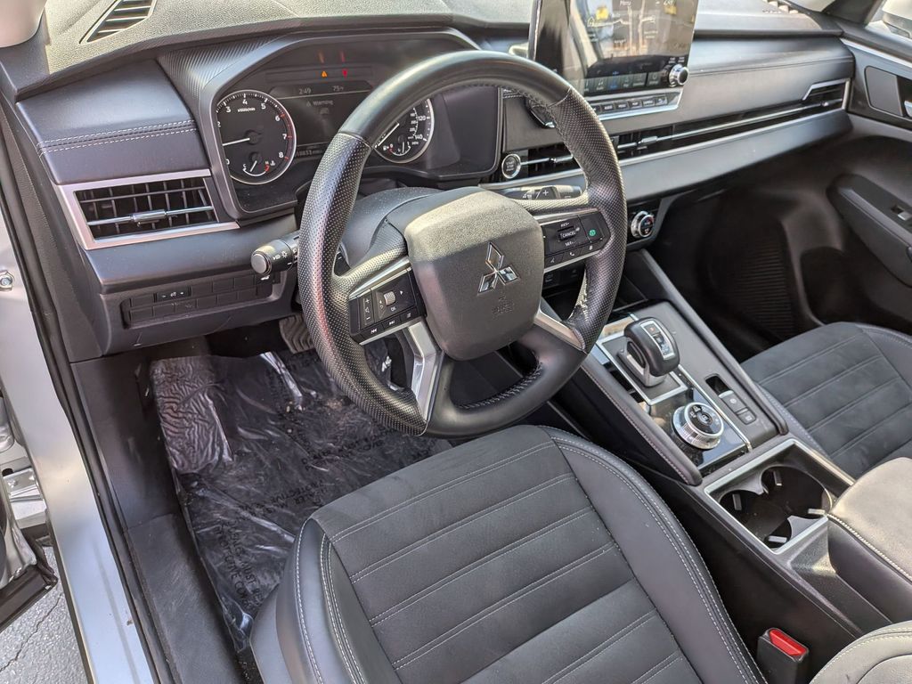 Thumbnail: 2024 Mitsubishi Outlander - 14