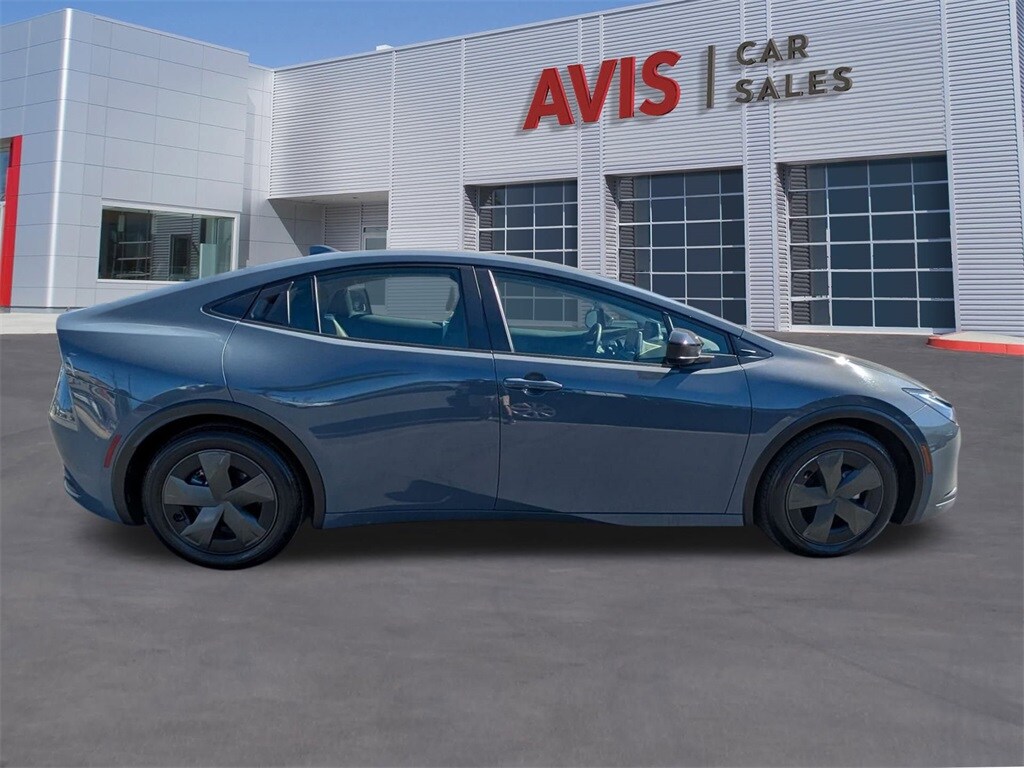 2025 Toyota Prius LE photo 4
