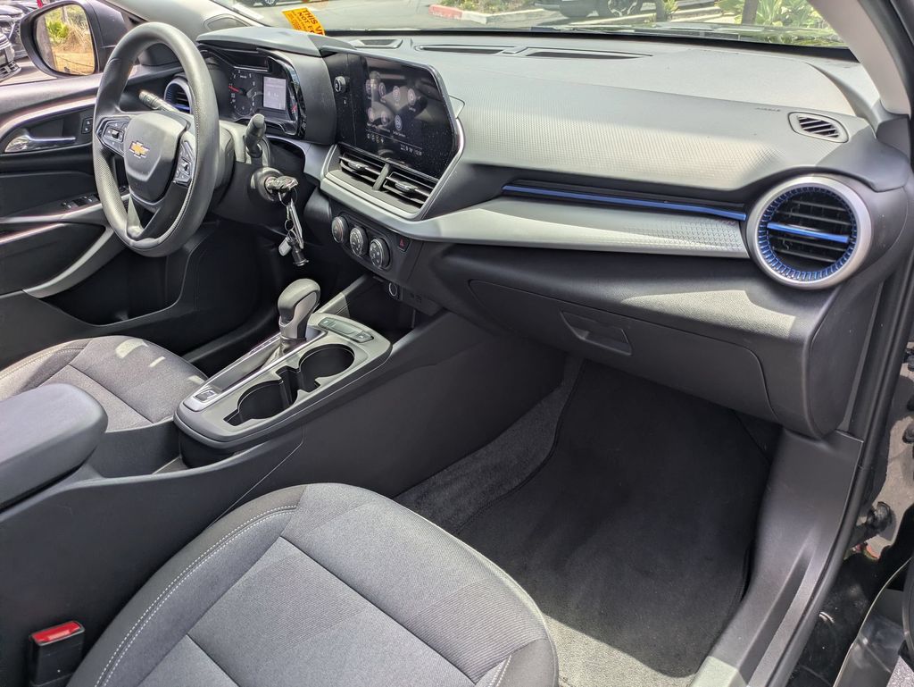 2025 Chevrolet Trax LS - Photo 29