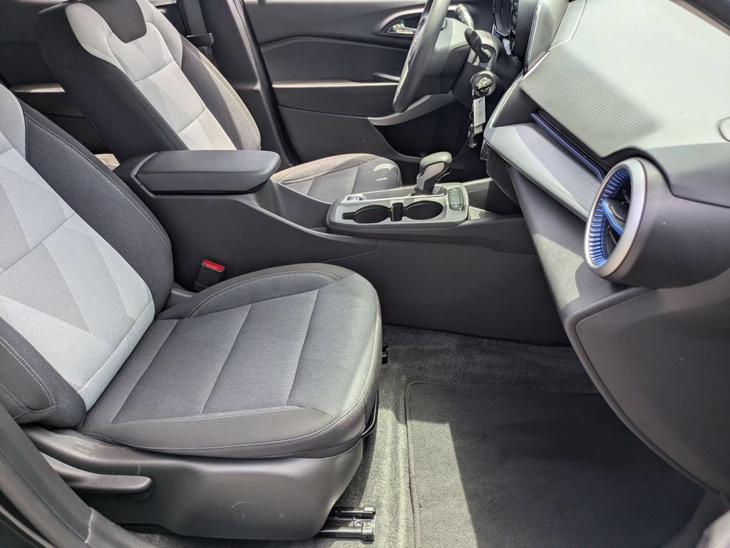 2025 Chevrolet Trax LS - Photo 28