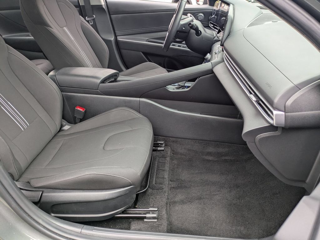 2025 Hyundai Elantra SEL - Photo 28