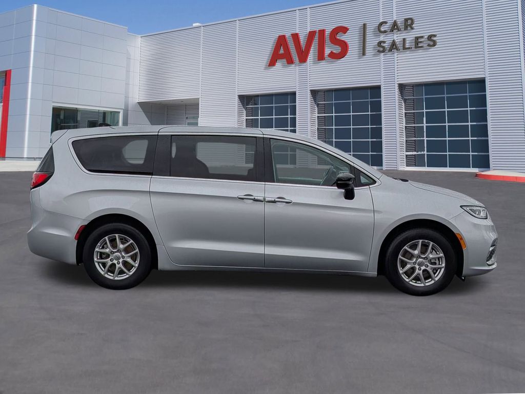 Thumbnail: 2024 Chrysler Pacifica - 5