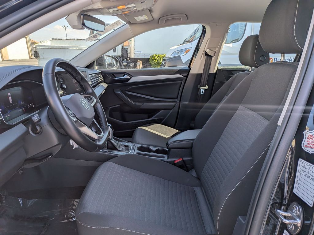 Thumbnail: 2025 Volkswagen Jetta - 15