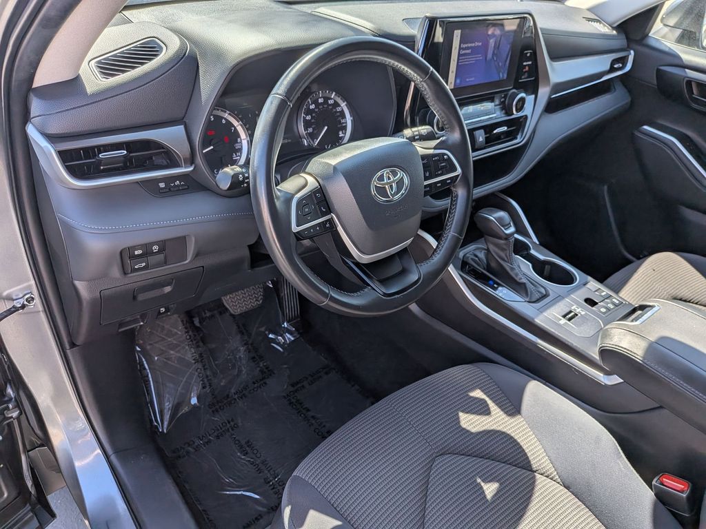 Thumbnail: 2024 Toyota Highlander - 14