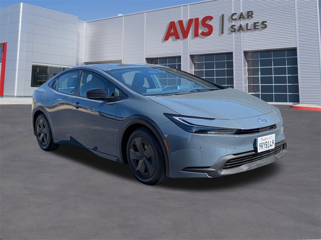 2025 Toyota Prius LE photo 3