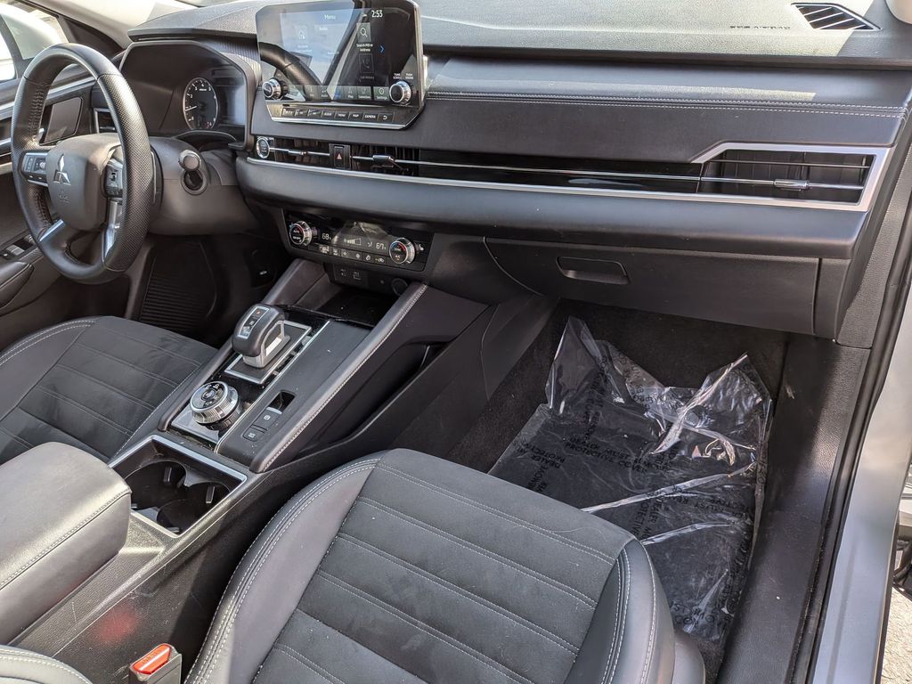 Thumbnail: 2024 Mitsubishi Outlander - 31