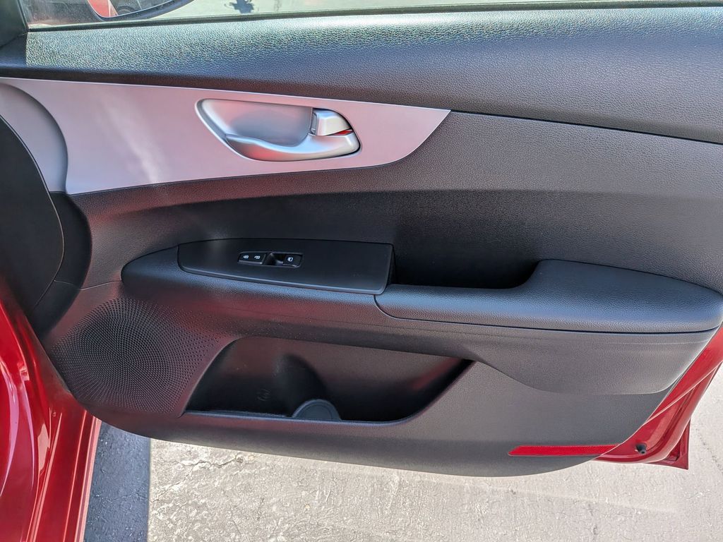 Thumbnail: 2024 Kia Forte - 32