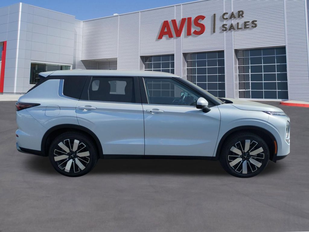 Thumbnail: 2025 Mitsubishi Outlander - 5