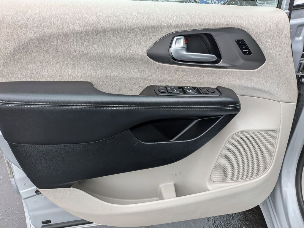 Thumbnail: 2024 Chrysler Pacifica - 11