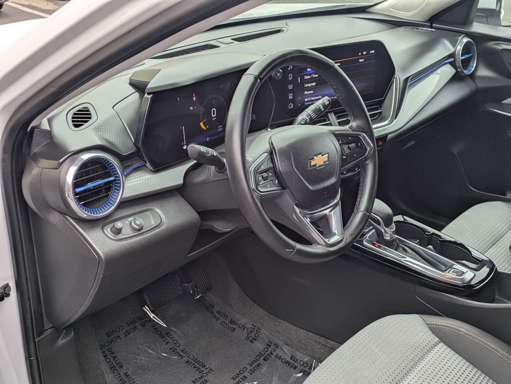 Thumbnail: 2025 Chevrolet Trax - 16