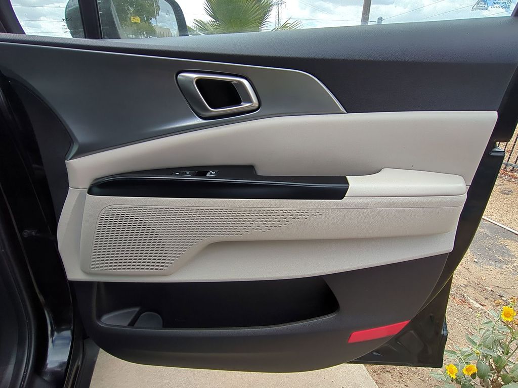 Thumbnail: 2023 Kia Carnival - 31