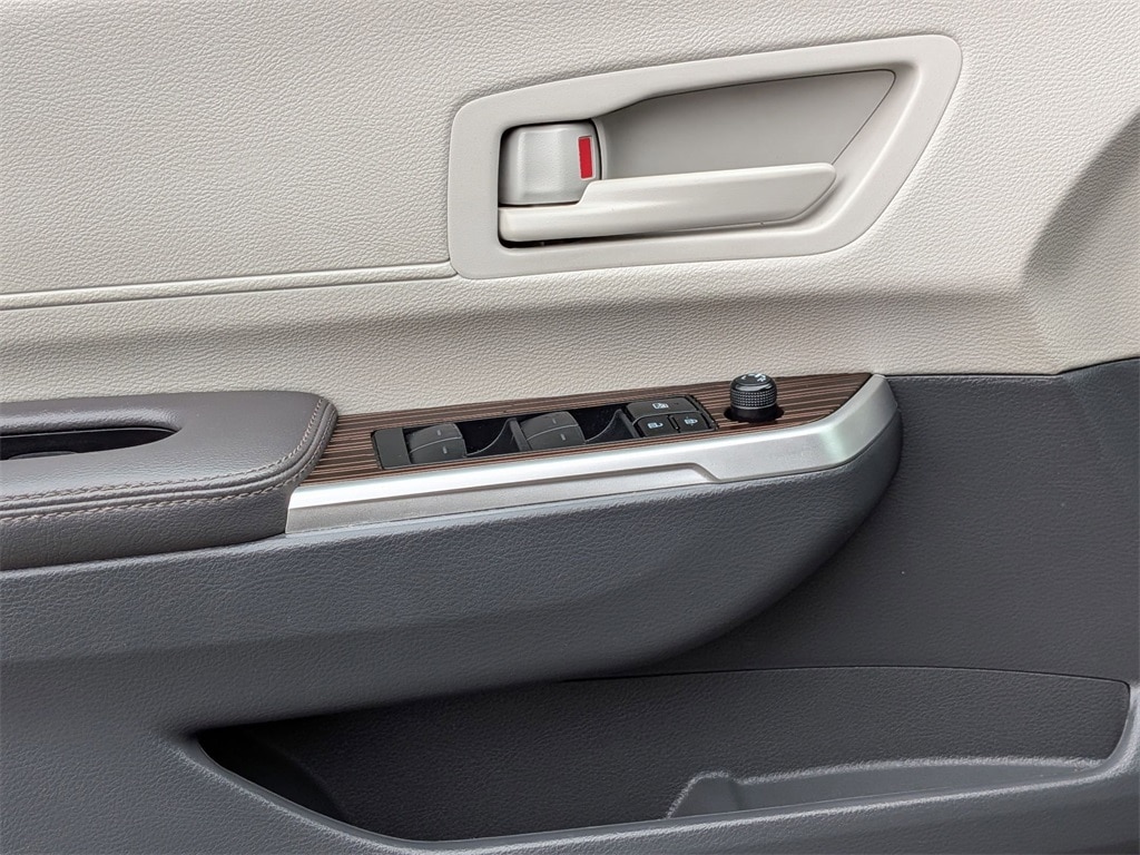 Thumbnail: 2024 Toyota Sienna - 13