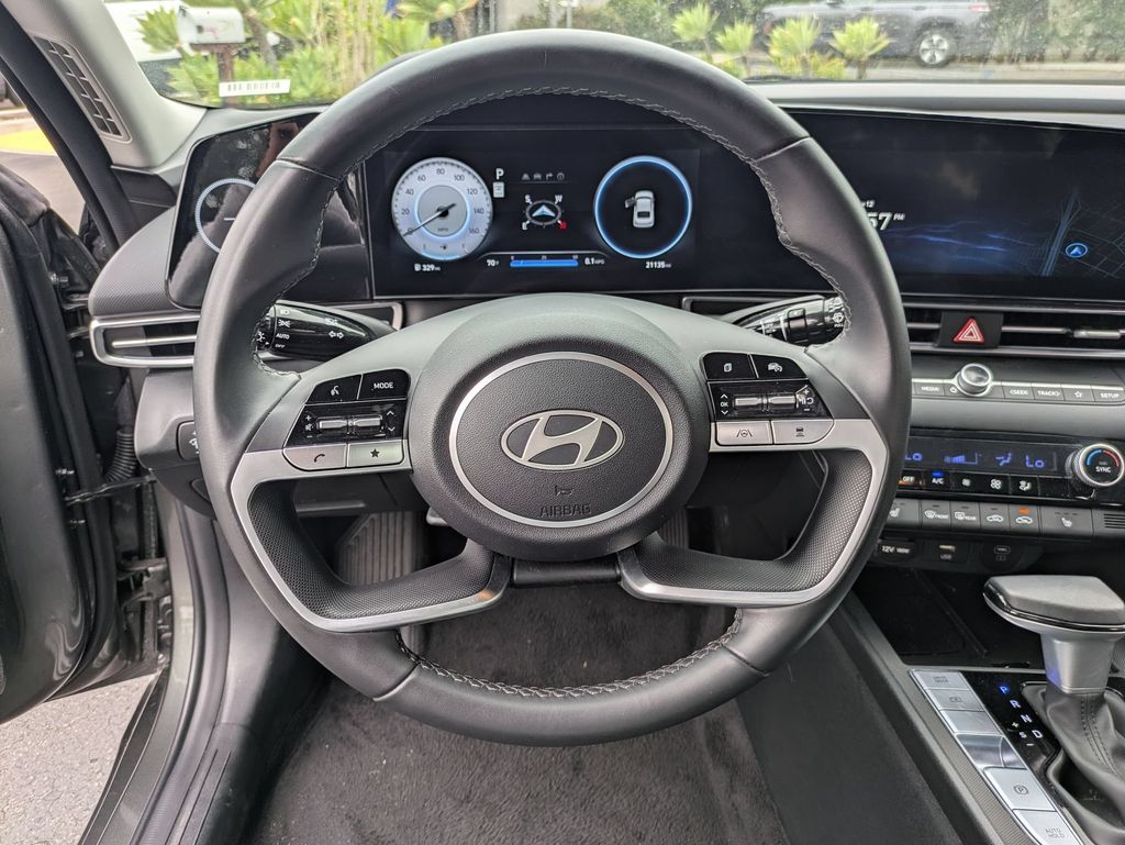 2025 Hyundai Elantra SEL - Photo 18