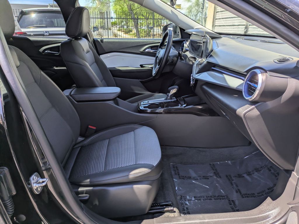 Thumbnail: 2025 Chevrolet Trax - 32