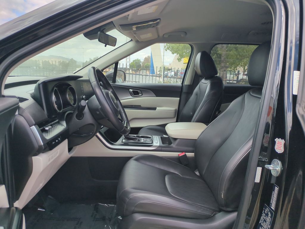 Thumbnail: 2023 Kia Carnival - 22