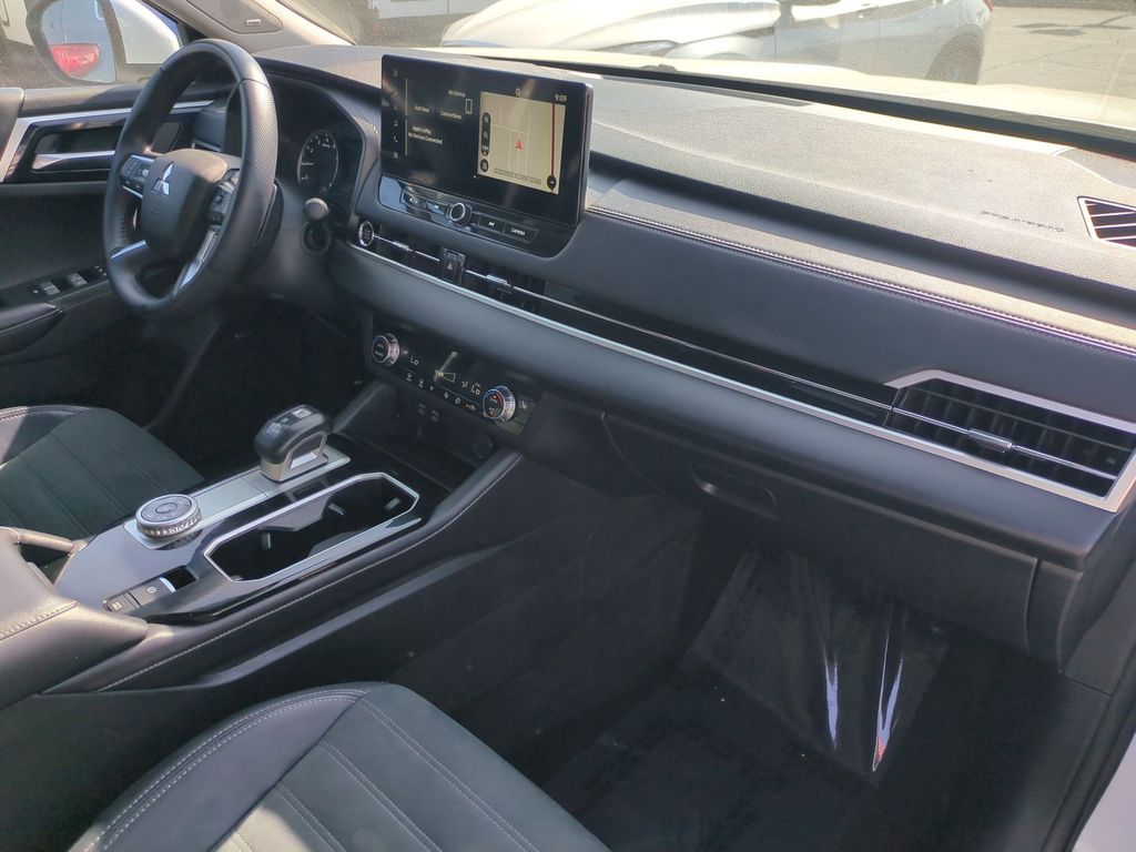 Thumbnail: 2025 Mitsubishi Outlander - 32