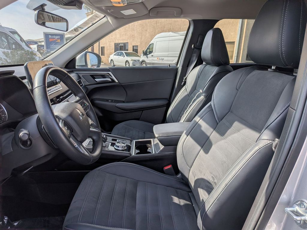 Thumbnail: 2024 Mitsubishi Outlander - 15