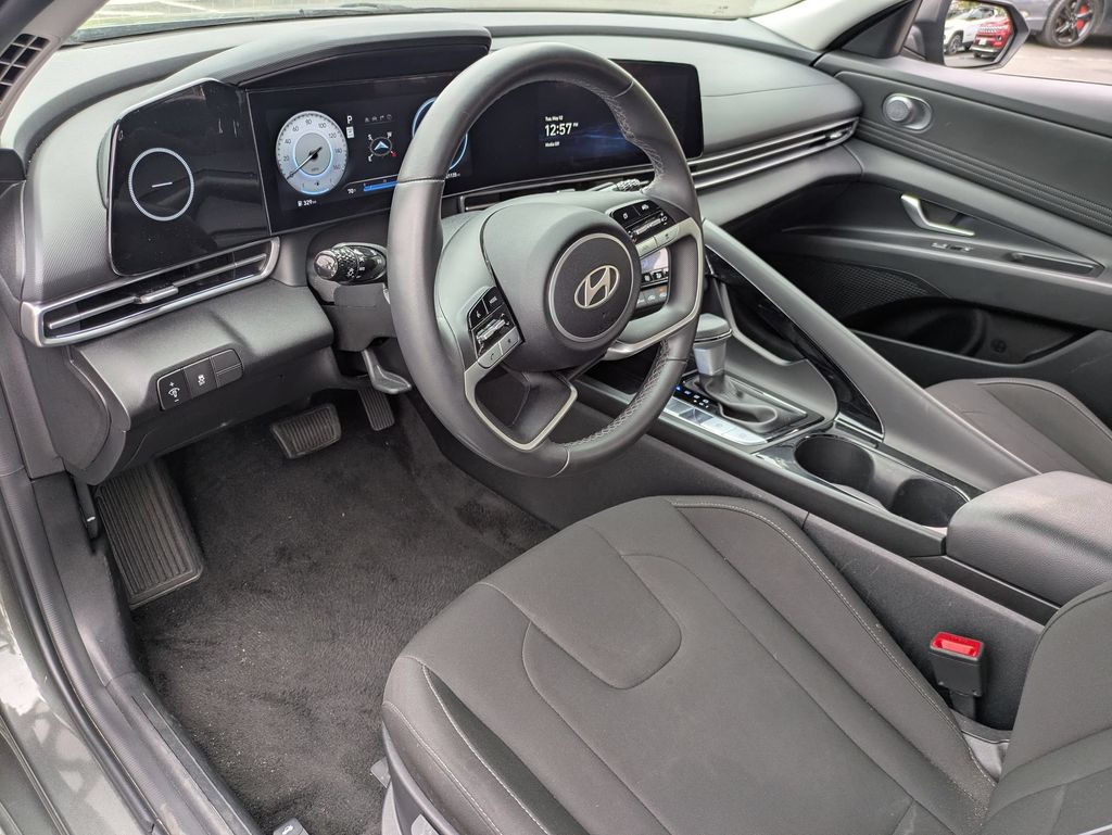 2025 Hyundai Elantra SEL - Photo 17
